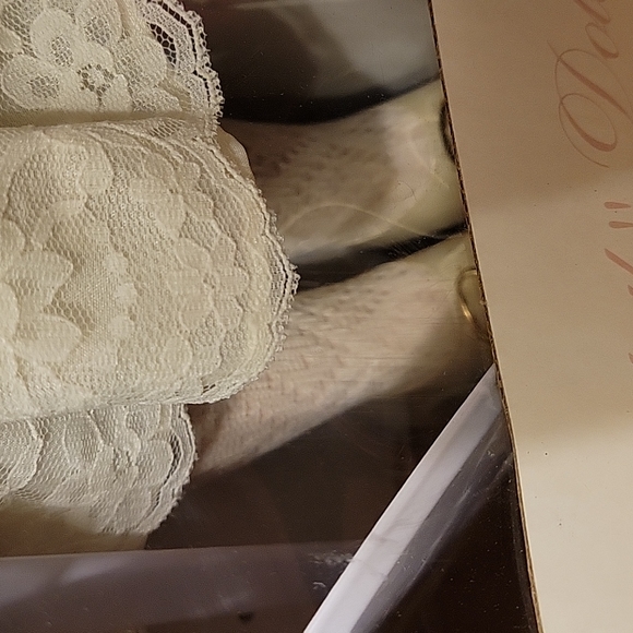 Elizabeth Porcelain Doll by Cracker Barrel American Classics Collection - Picture 4 of 8